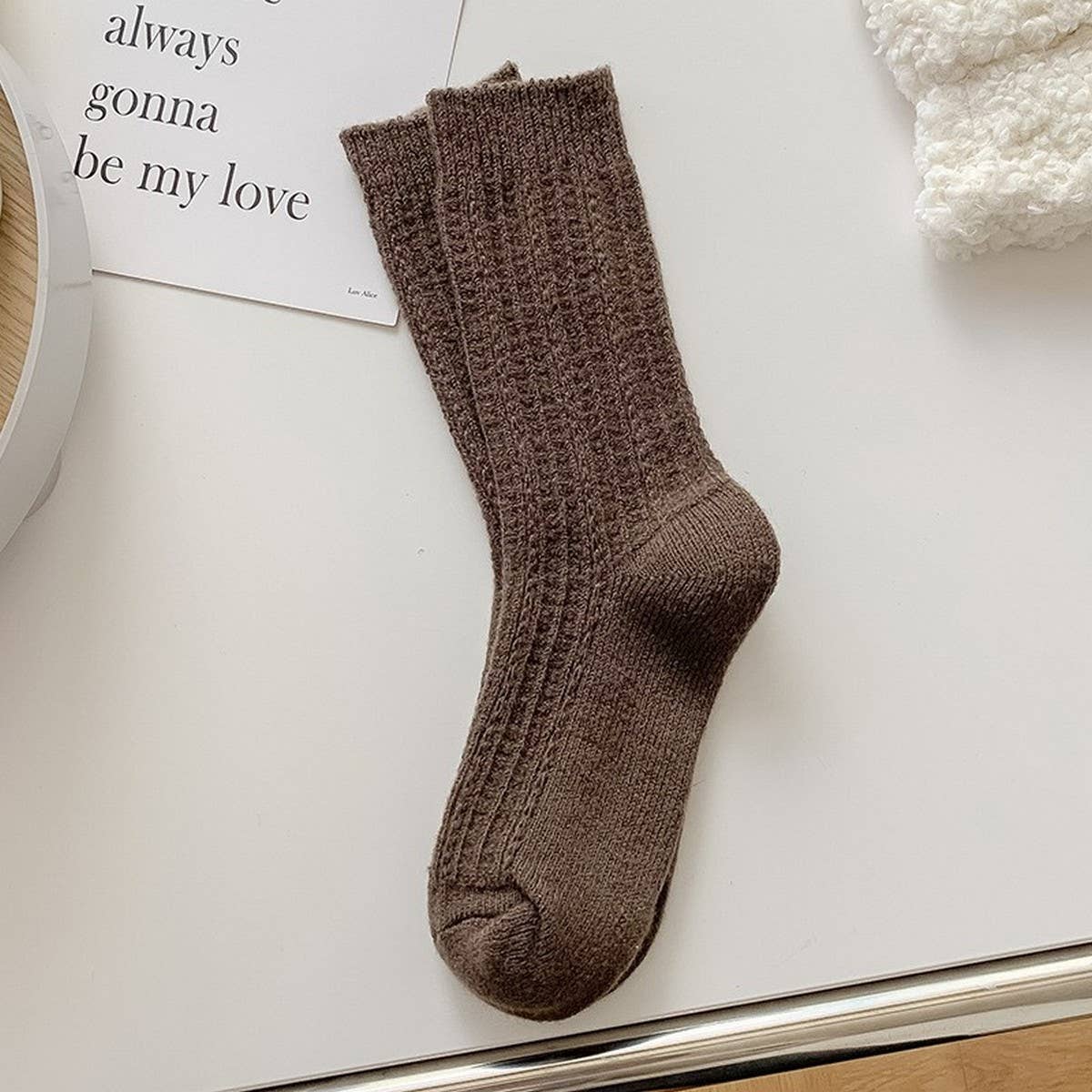 SIMPLE AND VERSATILE MID-CALF SOCKS