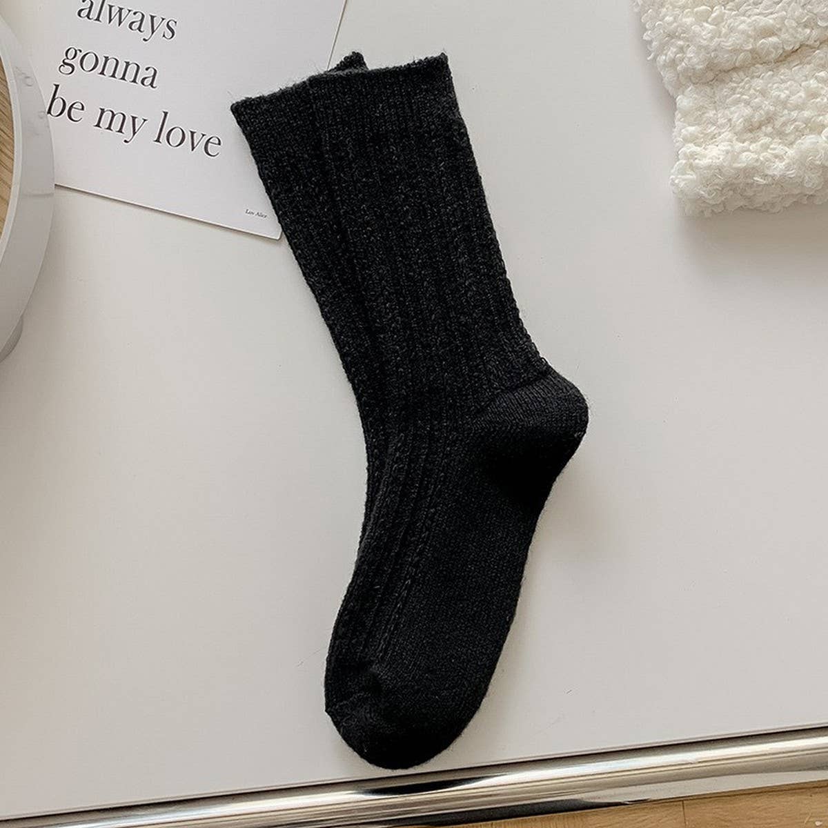 SIMPLE AND VERSATILE MID-CALF SOCKS