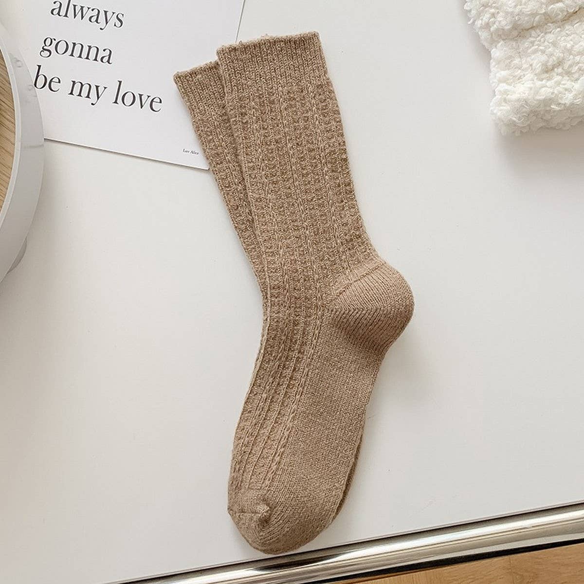 SIMPLE AND VERSATILE MID-CALF SOCKS