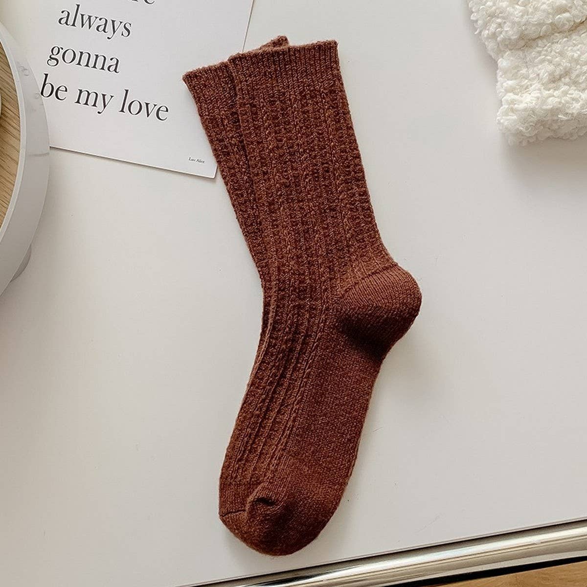 SIMPLE AND VERSATILE MID-CALF SOCKS