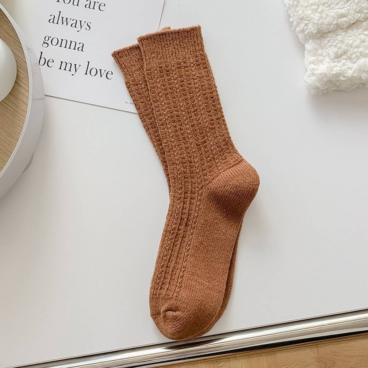 SIMPLE AND VERSATILE MID-CALF SOCKS