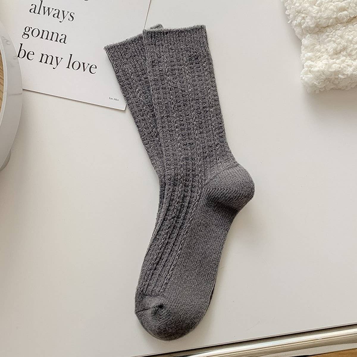 SIMPLE AND VERSATILE MID-CALF SOCKS