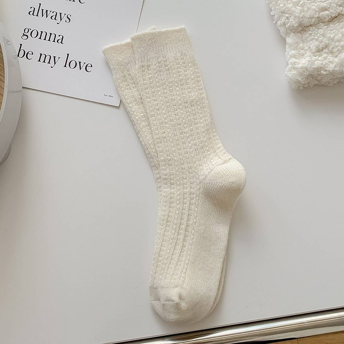 SIMPLE AND VERSATILE MID-CALF SOCKS